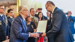 Uroczystość wręczenia Krzyża Wielkiego Orderu Zasługi RP nadanego pośmiertnie sierżantowi sztabowemu Michaelowi Haroldowi Ollisowi. Fot. domena publiczna