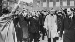 Przywódca Narodowosocjalistycznego Ruch Holenderskiego Anton Adriaan Mussert (w ciemnym płaszczu), 1935 r./NAC