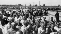 Więźniowie obozu zagłady Auschwitz-Birkenau, 1944 r. /Źródło: it.wikipedia