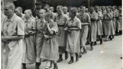 Więźniarki Auschwitz. Fot. See page for author, Public domain, via Wikimedia Commons