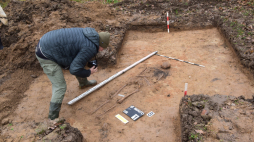 W pobliżu Dąbrówna na terenie dawnej Puszczy Galindzkiej archeolodzy z Uniwersytetu Gdańskiego odkryli relikty zaginionego średniowiecznego miasta. Fot. dr Arkadiusz Koperkiewicz