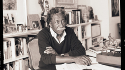 Gordon Parks w swoim sydiu, późne lata 80. Fot. David Finn, CC BY-SA 4.0 <https://creativecommons.org/licenses/by-sa/4.0>, via Wikimedia Commons