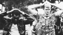 Dwóch amerykańskich zakładników podczas irańskiej okupacji ambasady USA w Teheranie, 4 listopada 1979 r. Fot. Public domain, via Wikimedia Commons