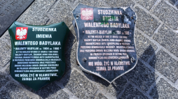 Nowa (z lewej) i stara (z prawej) tablica upamiętniająca Walentego Badylaka. Fot. IPN