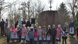 Uroczystości pod pomnikiem w Kompociach. Fot. Szkoła Podstawowa z Polskim I Litewskim Językiem Nauczania im. Dariusa I Girenasa w Puńsku
