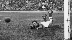 Fragment meczu Szwecja - Polska w Sztokholmie w 1934 r. W akcji bramkarz Spirydion Albański./NAC