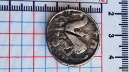 Moneta znaleziona pod Kliszowem. Fot. Sebastian Grabowiec