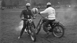 Warszawa 10.1963. Technikum Samochodowe w Warszawie. Inauguracja pracy Sekcji Motorowej Koła Ligi Obrony Kraju (LOK); uczniowie szkoły rozgrywają mecz piłki motocyklowej. Fot. PAP/Bolesław Miedza