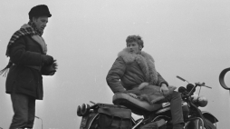 Zdjęcia do filmu „Wszystko na sprzedaż” w reżyserii Andrzeja Wajdy (z lewej). Z prawej Daniel Olbrychski (Daniel). Fot. PAP/Lech Zielaskowski 