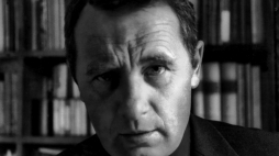 Kraków, początek lat 80. Filozof ks. prof. Józef Tischner w swoim mieszkaniu w Domu Księży Profesorów przy ulicy św. Marka 10. Fot. PAP/Jerzy Ochoński