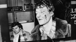 Reprodukcja zdjęcia - Mariusz Łabentowicz (P) po pobiciu przez funkcjonariuszy Milicji Obywatelskiej podczas sesji Wojewódzkiej Rady Narodowej w Bydgoszczy, 1981 r. Fot. PAP/CAF/Stefan Kraszewski
