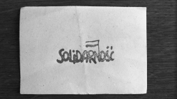 Stan wojenny w Polsce. Ulotka Solidarności. Fot. PAP/Wojciech Kryński