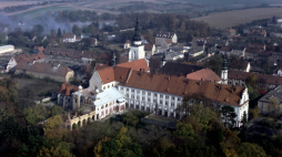 Henryków 1986-1987. Zespół klasztorny opactwa cysterskiego w Henrykowie, pocysterski barokowy zespół klasztorny z kościołem Wniebowzięcia Najświętszej Maryi Panny i św. Jana Chrzciciela położony na Dolnym Śląsku. Fot. PAP/Ireneusz Sobieszczuk Leszek Wróblewski