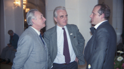 Andrzej Wajda, Andrzej Łapicki i Adam Michnik (w 1989 r.) w obiektywie Ireneusza Sobieszczuka. Fot. PAP/Ireneusz Sobieszczuk