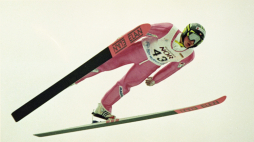 Adam Małysz zwyciężył podczas zawodów Pucharu Świata na skoczni Hollmenkollen, Oslo, 17 czerwca 1996 r. Fot. PAP/EPA