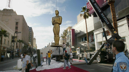 Dźwig ustawia 21 bm. gigantyczną statuetkę Oskara przed wejściem do teatru Kodaka w Hollywood, 2002 r. Fot. PAP/EPA GERARD BURKHART
