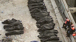 Madryt, Hiszpania, 12.03.04. Na zdjęciu z obrazu TV: ratownicy układają ciała ofiar eksplozji na stacji kolejowej Atocha. Fot. PAP/EPA (EFE/TV)