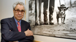 Fotograf Elliott Erwitt obok zdjęcia, które zrobił w Nowym Jorku w 1974 roku, na wystawie „Elliott Erwitt: Schnappschuesse” w „NRW-Forum Kultur und Wirtschaft” w 2005 roku. Fot. PAP/EPA/Horst Ossinger