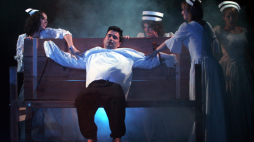 Spektakl według książki „Obłęd” Jerzego Krzysztonia w Teatrze w Kielcach (w 2006 r.). Fot. PAP/Piotr Polak