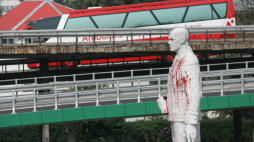 Oblany czerwoną farbą pomnik gen. Zygmunta Berlinga obok Mostu Łazienkowskiego, 2008 r. PAP/Bartłomiej Zborowski