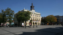 Ratusz w Ostrowie Wielkopolskim. Fot. PAP/Tomasz Wojtasik 