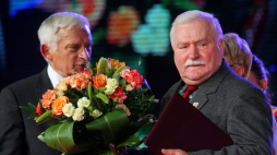 B. prezydent Lech Wałęsa oraz b. premier Jerzy Buzek podczas III edycji Europejskiego Forum Nowych Idei w 2013r. Fot.  PAP/Piotr Wittman