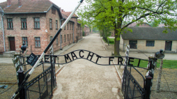 Brama byłego niemieckiego nazistowskiego obozu koncentracyjnego Auschwitz-Birkenau. Fot. PAP/Sławomir Mielnik