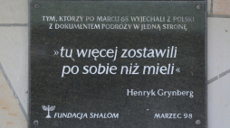 Tablica upamiętniająca 54. rocznicę wydarzeń marcowych '68. Fot. PAP/Paweł Supernak