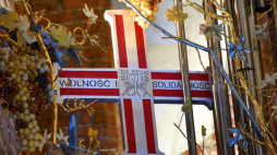 Replika Krzyża Wolności i Solidarności – integralnej części Bursztynowego Ołtarza Ojczyzny odsłonięta w Bazylice św. Brygidy w Gdańsku w 41. rocznicę wprowadzenia stanu wojennego. Fot. PAP/Adam Warżawa