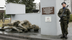 Pomnik na terenie Muzeum Obozów Jenieckich w Żaganiu. Fot. PAP/Lech Muszyński