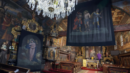 Unikatowe na skalę światową kurtyny wielkopostne w zabytkowym XVII-wiecznym kościele św. Jana Chrzciciela w Orawce. Fot. PAP/Grzegorz Momot