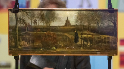 Obraz Vincenta van Gogha „Wiosenny ogród, ogród plebanii w Nuenen wiosną”. Fot.  PAP/EPA/JILMER POSTMA