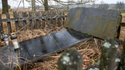 Miejsce pamięci we wsi Ugły w obwodzie rówieńskim. Fot. PAP/Vladyslav Musiienko
