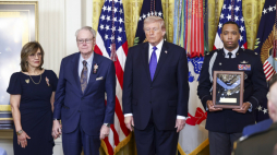 Linda Ollis i Robert Ollis, matka i ojciec sierżanta Michaela H. Ollisa, odbierają pośmiertny Medal Honoru swojego syna z rąk prezydenta USA Donalda Trumpa. Fot. PAP/EPA/JIM LO SCALZO / POOL