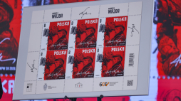 Znaczek pocztowy projektu Andrzeja Pągowskiego zaprezentowany podczas konferencji „Andrzej Wajda 2026. Setna rocznica urodzin Mistrza” w Sejmie. PAP/Albert Zawada 
