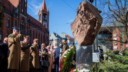 Obchody 45. rocznicy Bydgoskiego Marca 1981 roku przed obeliskiem na dziedzińcu Kujawsko-Pomorskiego Urzędu Wojewódzkiego. Fot. PAP/Agnieszka Bielecka