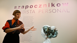 Agata Małodobry, kuratorka wystawy Szapocznikow. Osobista. Fot. PAP/Łukasz Gągulski