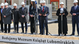 Minister kultury i dziedzictwa narodowego Marta Cienkowska (2P), dyrektor Zakładu Narodowego im. Ossolińskich Łukasz Kamiński (3P) i wojewoda dolnośląska Anna Żabska (4P) podczas wbicia łopaty pod budowę Muzeum Książąt Lubomirskich we Wrocławiu. Fot. PAP/Maciej Kulczyński