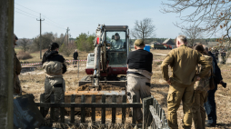 Prace poszukiwawcze w miejscu pochówków Polaków zamordowanych w 1943 roku, we wsi Ugły.  Fot.  PAP/Vladyslav Musiienko