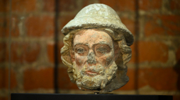 Rzeźba głowy św. Jakuba Starszego prezentowana na zamku w Malborku. Fot. PAP/Andrzej Jackowski