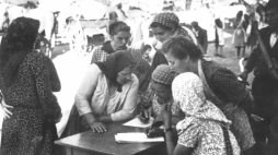 Ewakuacja ludności niemieckiej z terenu Banatu. Kobiety wpisują się na listę ewakuacyjną, 1944 r./NAC