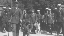 Niewidomi inwalidzi wojenni przybyli na uroczystości. Widoczni: chorąży Mikołaj Wałoszewski i starszy ułan Stanisław Grabarek z psami przewodnikami, 1933 r. Fot. Narodowe Archiwum Cyfrowe