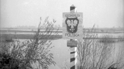 Słup graniczny na brzegu Odry, 1945 r./NAC
