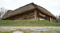Okólnik gospodarczy z Ostrowa Lubelskiego, czyli zagroda chłopska z początku XIX w., została otwarta w niedzielę dla zwiedzających Muzeum Wsi Lubelskiej w Lublinie. Fot. Muzeum Wsi Lubelskiej w Lublinie