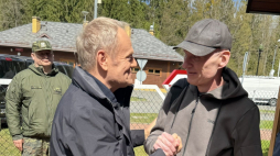 Powitanie Andrzeja Poczobuta przez premiera Donalda Tuska. Fot. profil premiera na portalu X