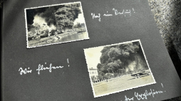 Album z niemieckimi zdjęciami z oblężenia Warszawy. Fot. Michał Maske