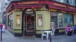 Fasada restauracji Jo Goldenberg na rogu ulic Rue Ferdinand-Duval i Rue des Rosiers w Paryżu, 4. dzielnica, w żydowskiej części dzielnicy Marais, 2005 r. Fot. David Monniaux, CC BY-SA 3.0 <http://creativecommons.org/licenses/by-sa/3.0/>, via Wikimedia Commons