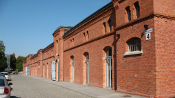 Zrewitalizowane stajnie w olsztyńskich Koszarach Dragonów. Fot. wikipedia