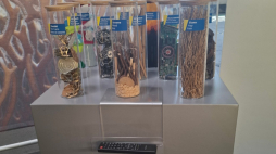 Okolicznościowa ekspozycja w olsztyńskiej fabryce Michelin pokazuje, z czego powstają opony. Fot. PAP/Agnieszka Libudzka