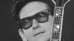 Roy Orbison na zdjęciu z 1965 r. Fot. Jack de Nijs for Anefo, CC BY 4.0 <https://creativecommons.org/licenses/by/4.0>, via Wikimedia Commons
